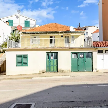 Tome Apartamento Primošten